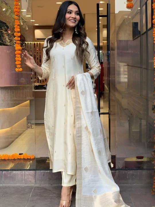 77c572cf-8391-418c-be7b-ada423fe5c561720180445605CreamViscoseChanderiWomenEmbroideryStraightKurtaSet6