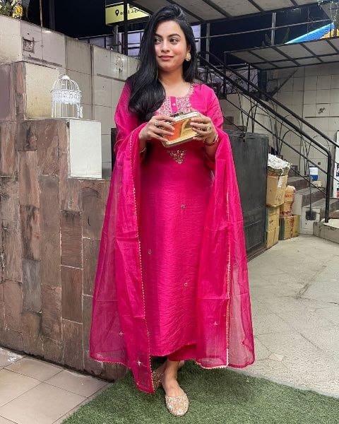 WhatsApp Image 2024-12-26 at 12.34.05 PM Kurti Pant And Dupatta- Viscose chanderi With Organza Dupatta