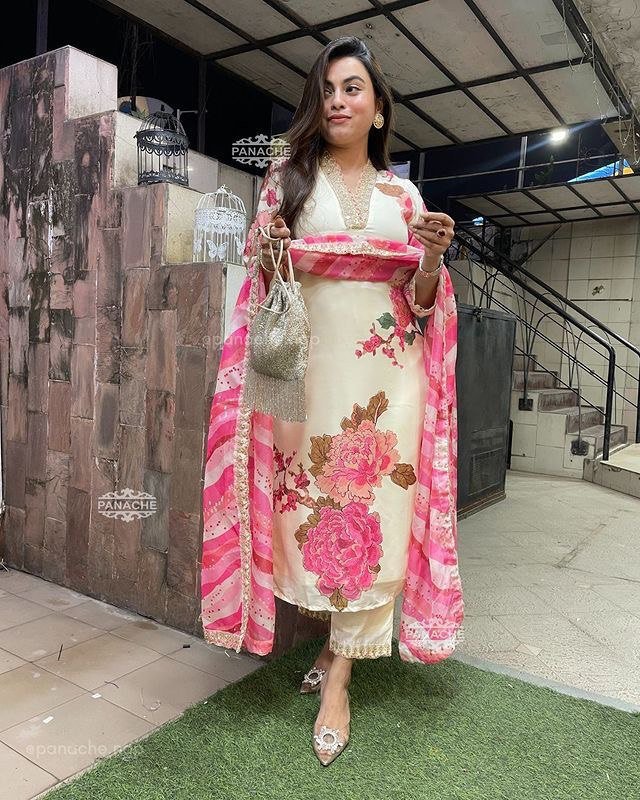 WhatsApp Image 2025-01-09 at 3.59.31 PM (1) Kurti Pant And Dupatta- Beautiful Heavy quality Muslin Silk Fabric designer festive wear kurti pant and duppta with embroidery & Sequence work with lining